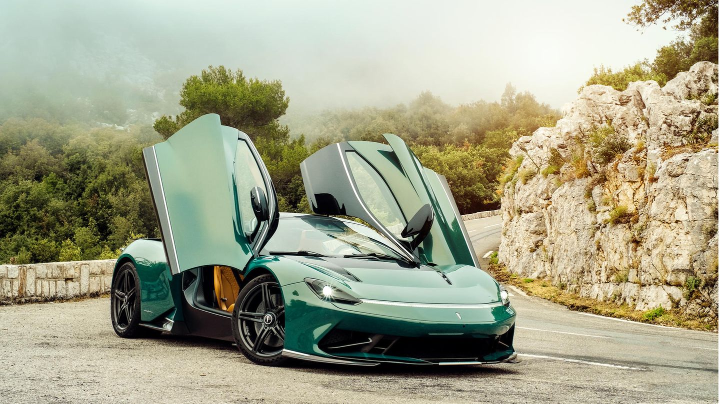 Der Pininfarina Battista steht mit geöffneten Flügeltüren auf einer Straße