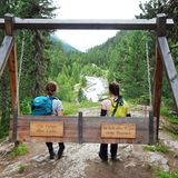 Nach der Talwanderung geht es vom Talort Pontresina durch die Lärchenwälder im Val Roseg gemächlich aufwärts, mit Zwischenstation am Hotel und Ausflugslokal Roseg Gletscher (1999 Meter), das in dem autofreien Tal auch per Pferdekutsche zu erreichen ist.
