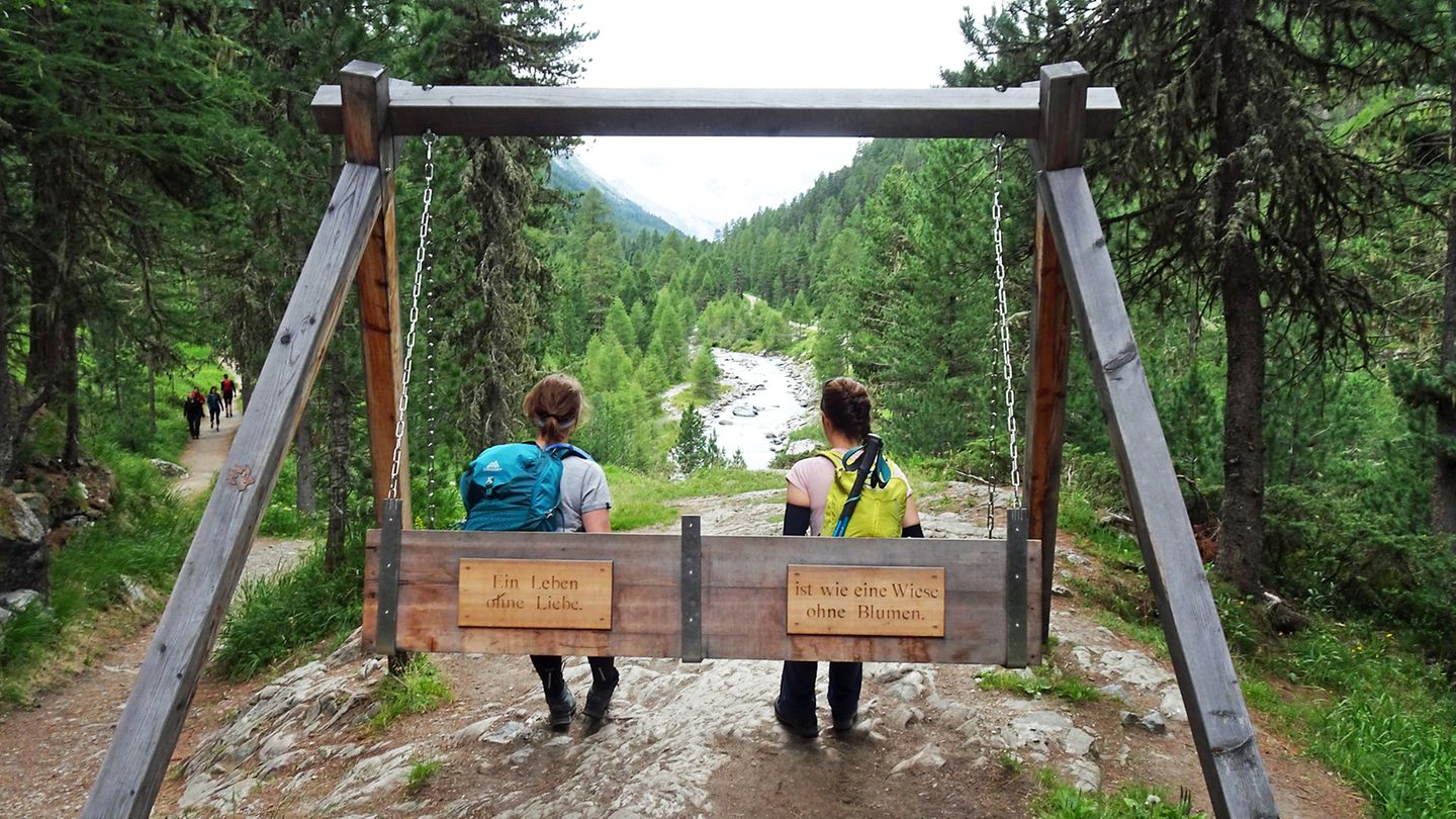 Vom Valposchiavo ins Engadin: Nach der Talwanderung geht es vom Talort Pontresina durch die Lärchenwälder im Val Roseg gemächlich aufwärts, mit Zwischenstation am Hotel und Ausflugslokal Roseg Gletscher (1999 Meter), das in dem autofreien Tal auch per Pferdekutsche zu erreichen ist. Nach der Talwanderung geht es vom Talort Pontresina durch die Lärchenwälder im Val Roseg gemächlich aufwärts, mit Zwischenstation am Hotel und Ausflugslokal Roseg Gletscher (1999 Meter), das in dem autofreien Tal auch per Pferdekutsche zu erreichen ist.