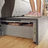 Bitte betreten!  Der Space-Step der österreichischen Herstellers Blum ist eine kongeniale Idee. Er verwandelt die Sockelschublade in einen stabilen Tritt, ohne das die Schublade ihre eigentliche Funktion verliert. Praktisch für Kinder, die beim Kochen mithelfen wollen, aber auch für Senioren zum Erreichen der Oberschränke.