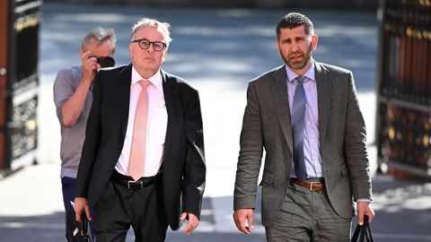 Der Untersuchungsausschuss versucht weiter zu klären: Wo war Jürgen Pföhler (CDU, l, hier mit seinem Anwalt Olaf Langhanki) in der Flutnacht?