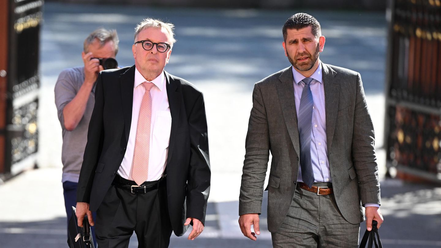 Auftritt im Untersuchungsausschuss: Der Untersuchungsausschuss versucht weiter zu klären: Wo war Jürgen Pföhler (CDU, l, hier mit seinem Anwalt Olaf Langhanki) in der Flutnacht? Der Untersuchungsausschuss versucht weiter zu klären: Wo war Jürgen Pföhler (CDU, l, hier mit seinem Anwalt Olaf Langhanki) in der Flutnacht?