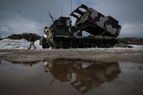 Die M270-Systeme (Foto) auf Kettenfahrgestell können zwölf Raketen laden