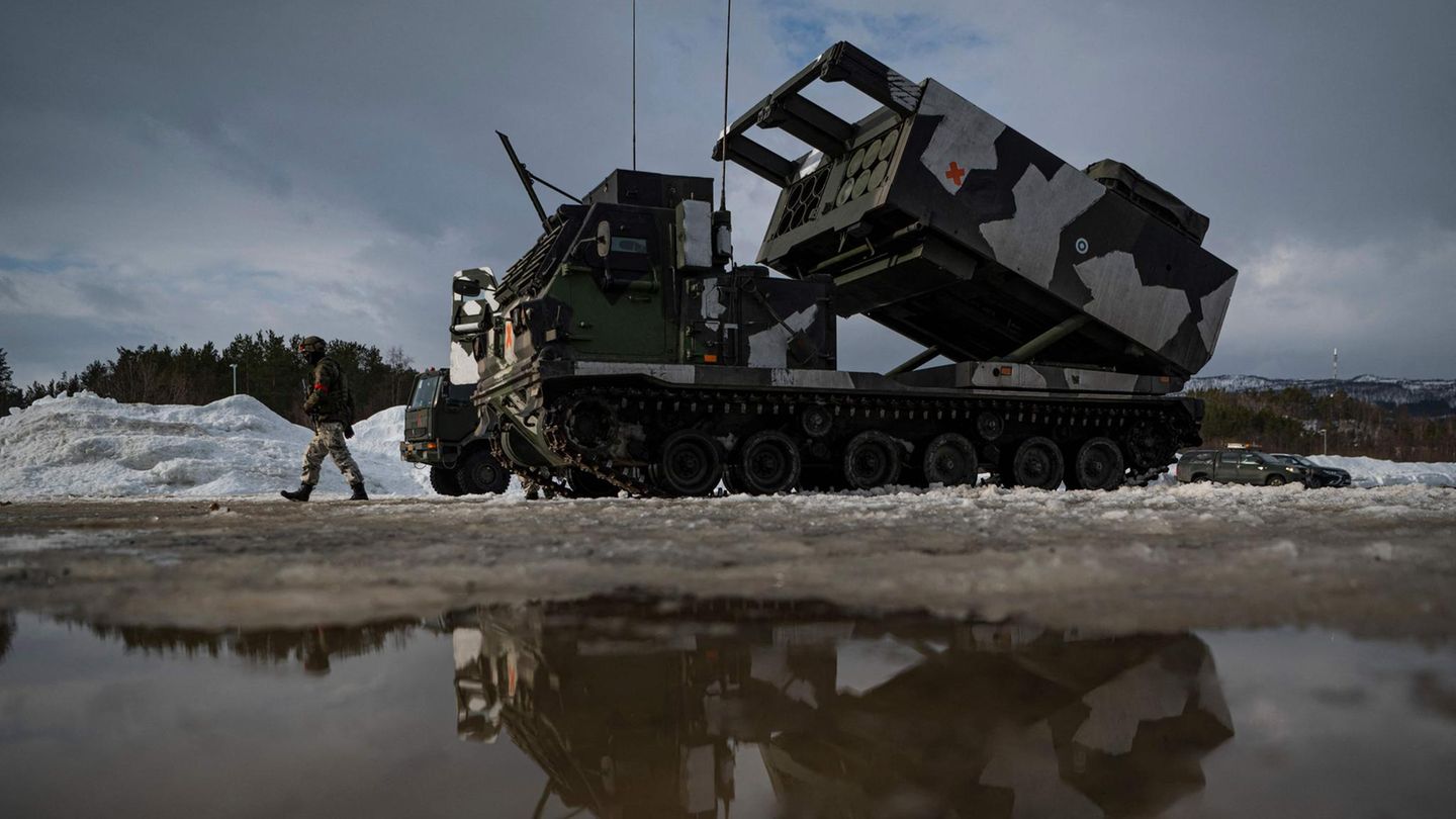 Die M270-Systeme (Foto) auf Kettenfahrgestell können zwölf Raketen laden