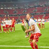 Robert Lewandowski mit dem Champions League-Pokal