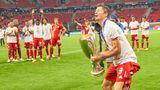 Robert Lewandowski mit dem Champions League-Pokal