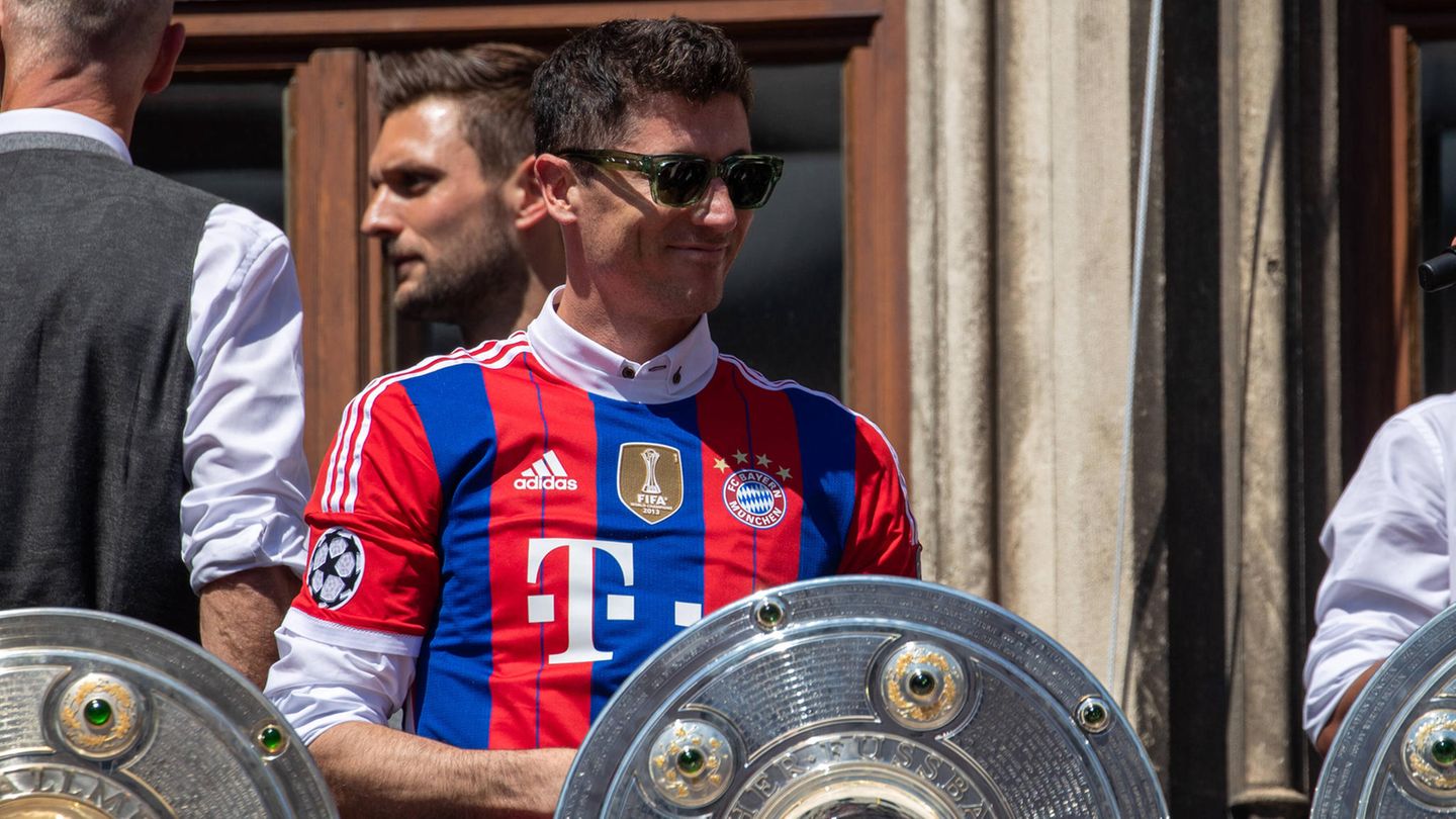 Meister in Serie Robert Lewandowski hält die Meisterschale