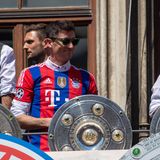 Robert Lewandowski hält die Meisterschale