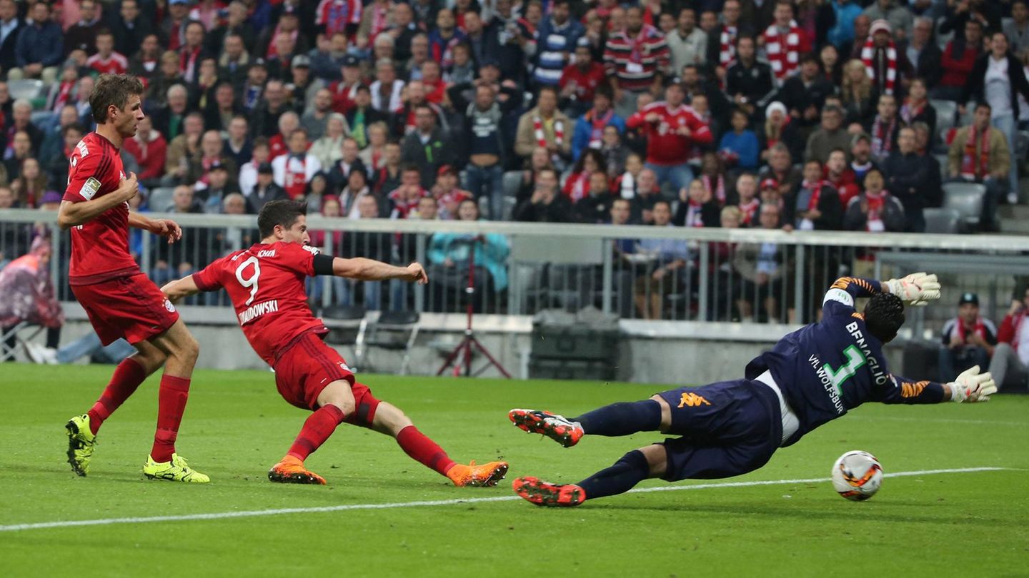 Gala gegen Wolfsburg Robert Lewandowski beim Spiel gegen Wolfsburg