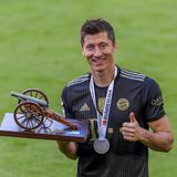 Robert Lewandowski mit der Torjägerkanone
