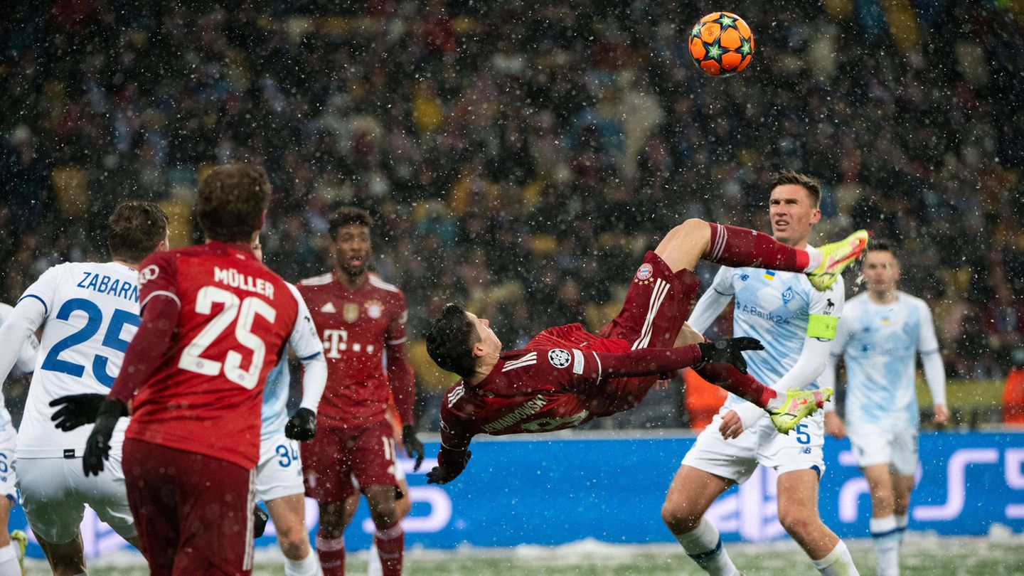 Robert Lewandowski im  Fallrückzieher gegen Dynamo Kiew