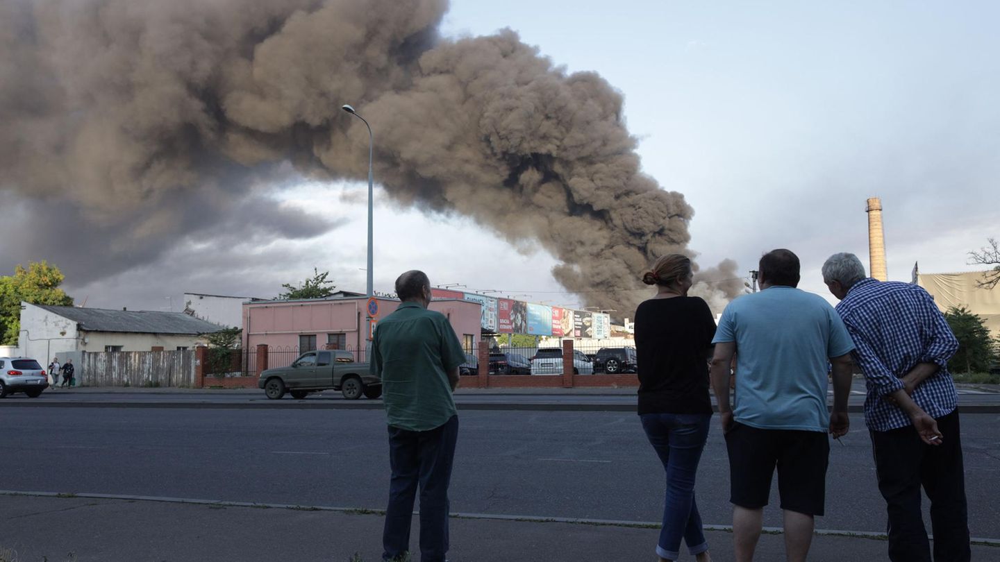Menschen beobachten eine Rauchwolke nach einem Raketenangriff in Odessa
