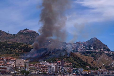 Waldbrände zwischen Giardini-Naxos und Taormina, Sizilien, Italien