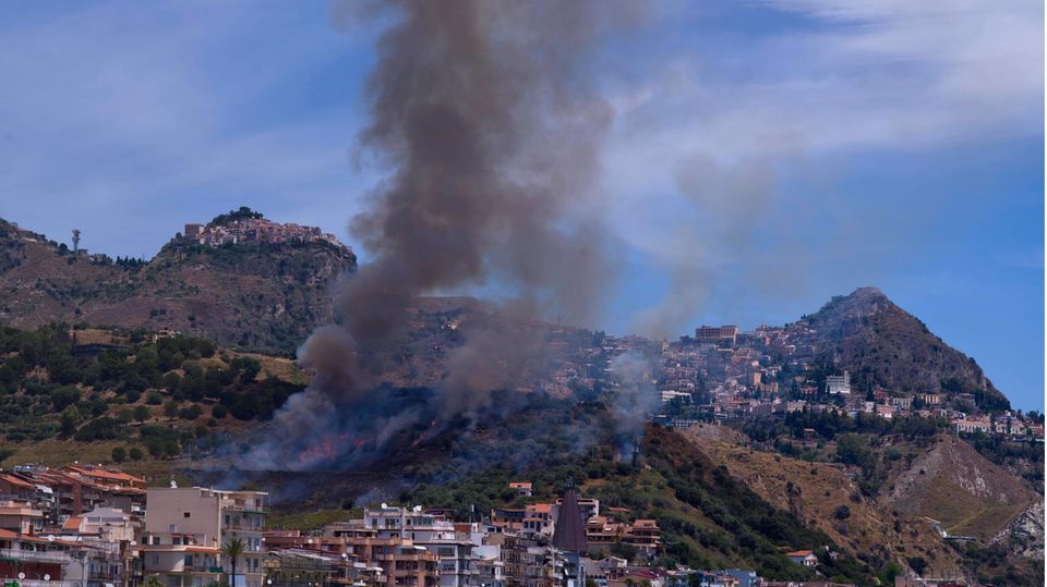 Waldbrände zwischen Giardini-Naxos und Taormina, Sizilien, Italien