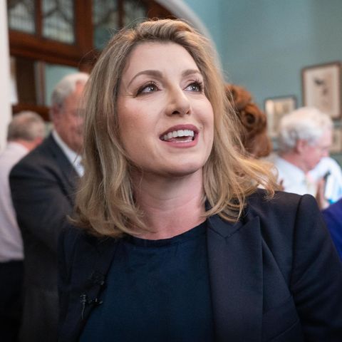 Penny Mordaunt (l.) lächelt bei der Vorstellung ihrer Kampagne für ihre Bewerbung um den Vorsitz der Konservativen Partei