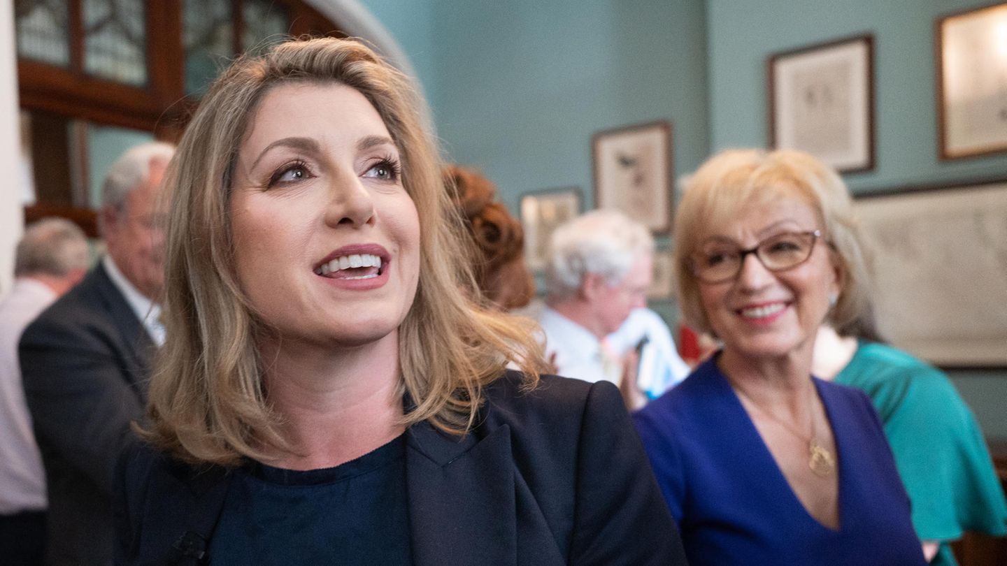 Penny Mordaunt (l.) lächelt bei der Vorstellung ihrer Kampagne für ihre Bewerbung um den Vorsitz der Konservativen Partei