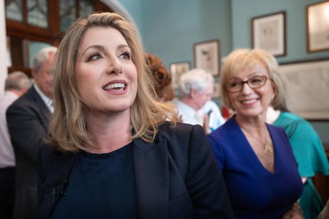 Penny Mordaunt (l.) lächelt bei der Vorstellung ihrer Kampagne für ihre Bewerbung um den Vorsitz der Konservativen Partei