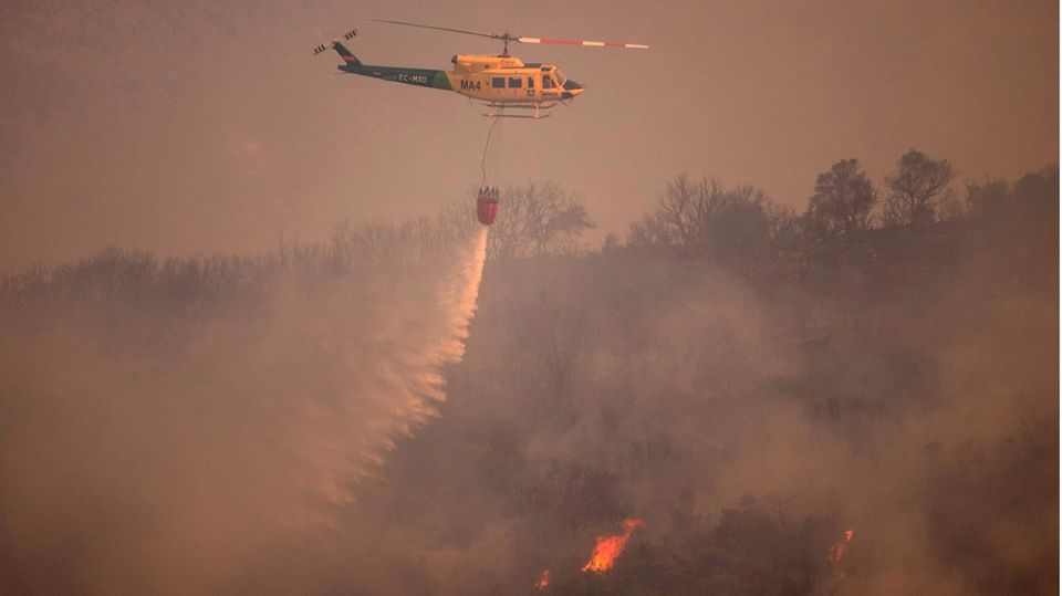 Helikopter bei Löscheinsatz in der Region Malaga