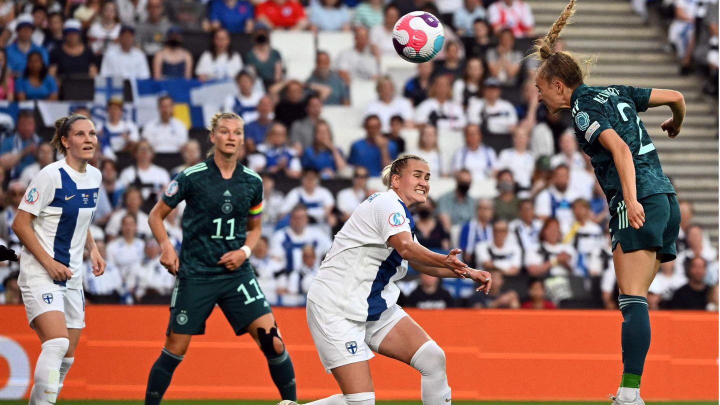 Sophia Kleinherne köpft zum 1:0 für Deutschland gegen Finnland ein