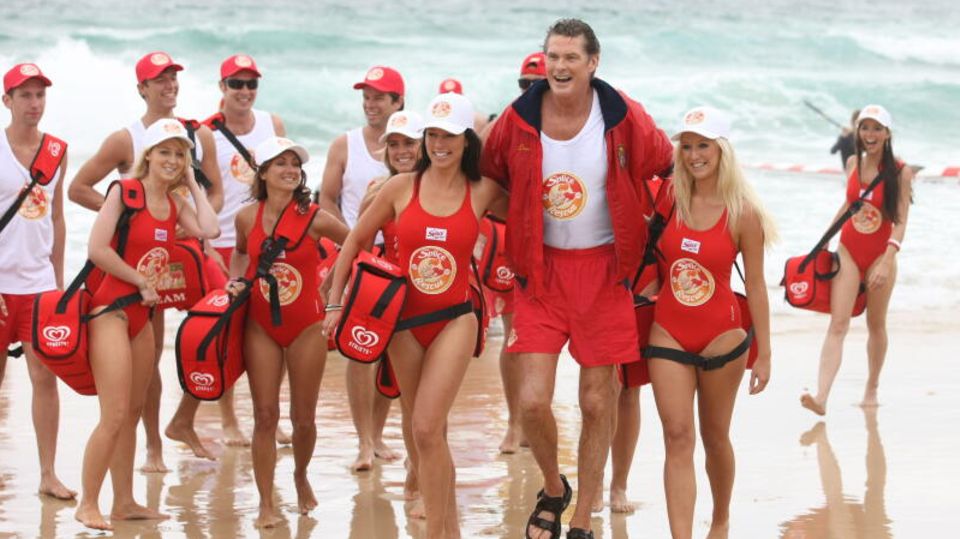 David Hasselhoff, der frühere "Baywatch"-Schauspieler, bei einem Werbetermin am Bondi Beach ein