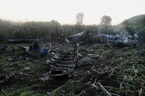 Trümmer eines Antonow-Frachtflugzeugs sind in Nordgriechenland zu sehen