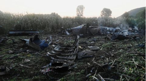 Trümmer eines Antonow-Frachtflugzeugs sind in Nordgriechenland zu sehen