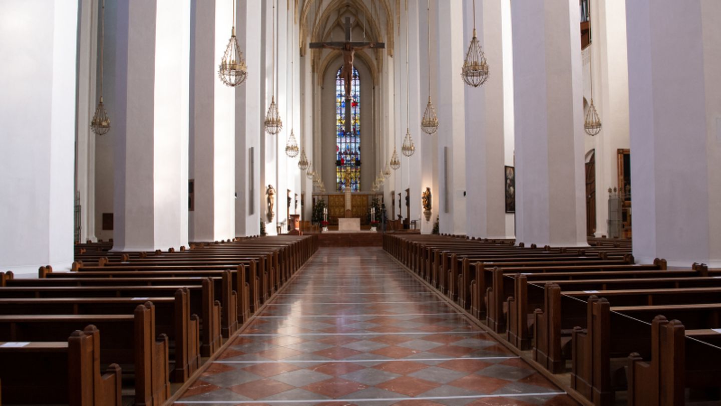 München: Leere Kirchenbänke sind in der Frauenkirche zu sehen. 
