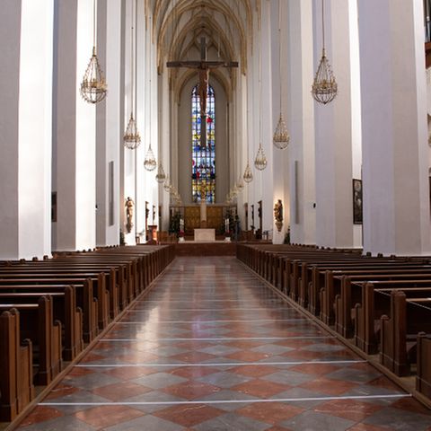 München: Leere Kirchenbänke sind in der Frauenkirche zu sehen. 