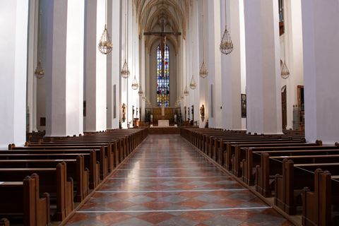 München: Leere Kirchenbänke sind in der Frauenkirche zu sehen. 