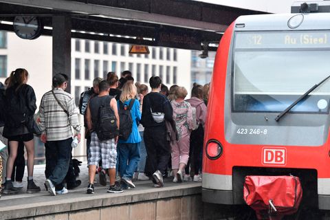Bahnfahrer drängen sich am Eingang eines Regionalzuges am Deuter Bahnhof in Köln