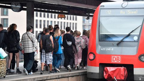 Bahnfahrer drängen sich am Eingang eines Regionalzuges am Deuter Bahnhof in Köln