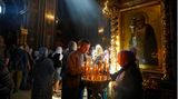 Menschen zünden in der orthodoxen Kirche von Winnyzja Kerzen an