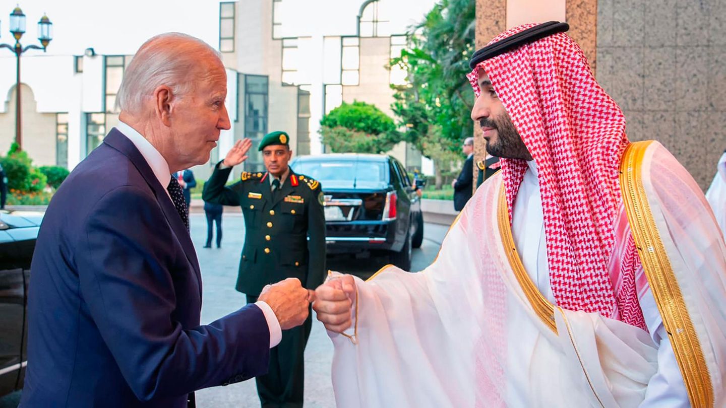 US-Präsident Joe Biden (l.) und Mohammed bin Salman, Kronprinz von Saudi-Arabien, begrüßen sich 