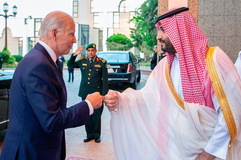US-Präsident Joe Biden (l.) und Mohammed bin Salman, Kronprinz von Saudi-Arabien, begrüßen sich 