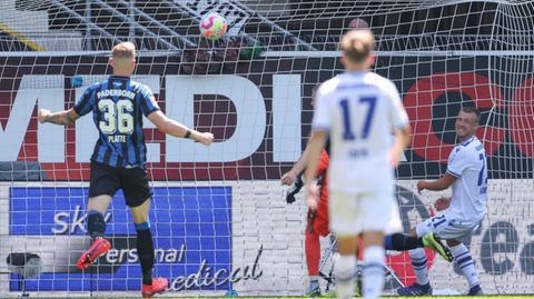 Platte schießt das vierte Tore gegen den Karlsruher SC