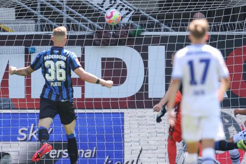 Platte schießt das vierte Tore gegen den Karlsruher SC
