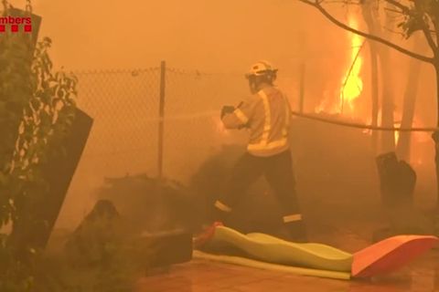 Video: Waldbrände bei Barcelona zerstören Häuser