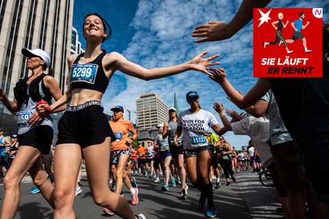 Zwei Frauen laufen beim Halbmarathon im kanadischen Ottawa