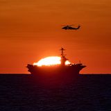 Sonnenuntergang hinter der USS Harry S. Truman