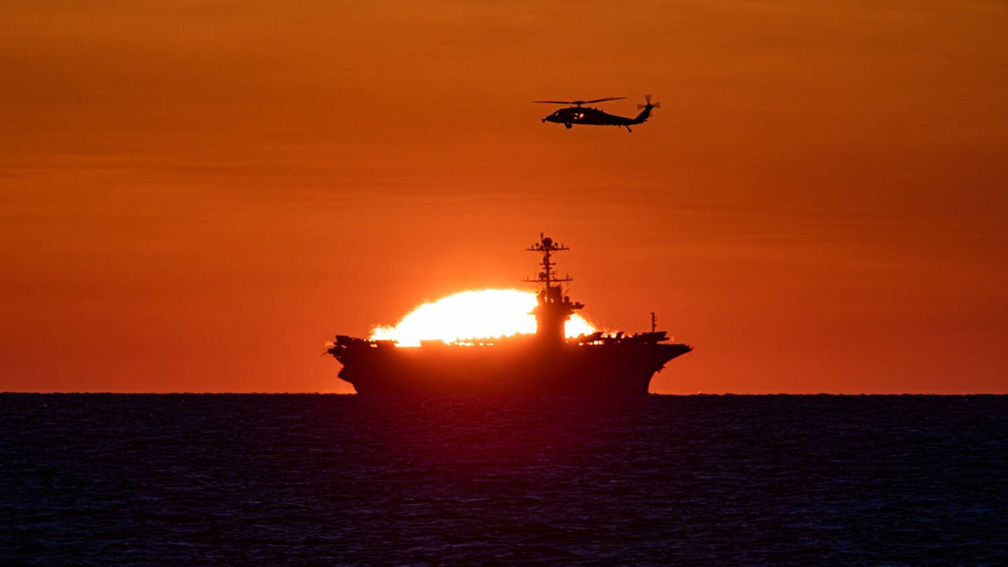 Sonnenuntergang hinter der USS Harry S. Truman