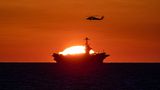 Sonnenuntergang hinter der USS Harry S. Truman
