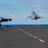 Ein Flugzeug startet auf der USS Harry S. Truman