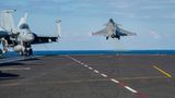 Ein Flugzeug startet auf der USS Harry S. Truman