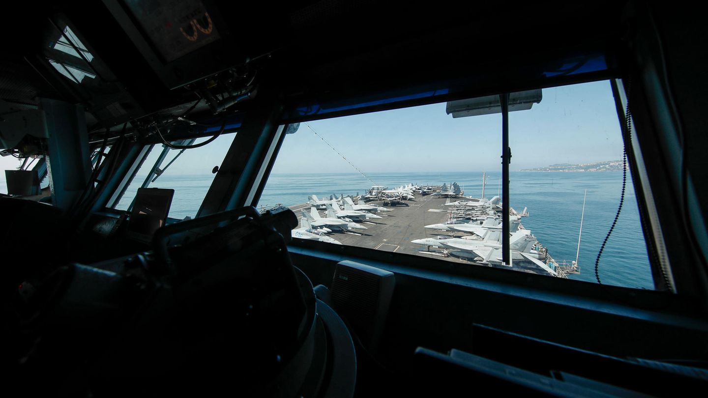 Auf der Brücke der USS Harry S. Truman