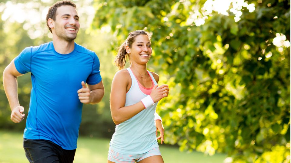 Sport bei Hitze: Ein Mann und eine Frau joggen im Sommer