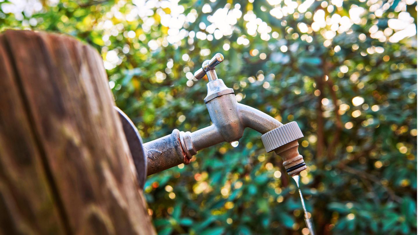 Wasser fließt in kleinen Tropfen aus einem Wasserhahn
