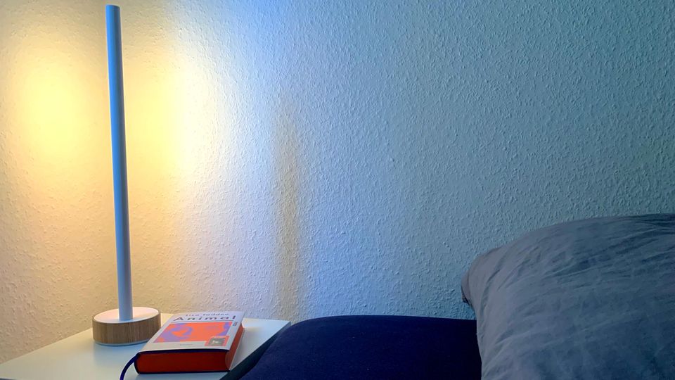 Philips Hue Gradient Signe Oak Die Philips Hue Gradient Signe Oak als Nachttischlampe.