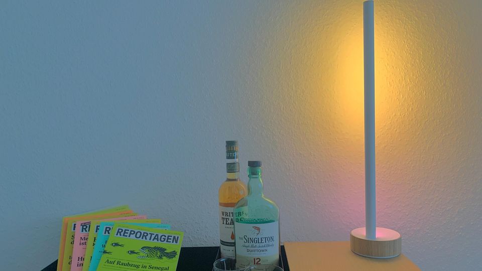 Philips Hue Gradient Signe Oak Die Philips Hue Gradient Signe Oak leuchtet gleichzeitig gelb und lila.