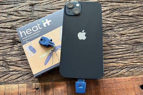 Heat It Insektenstichheiler an einem iPhone