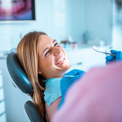 Eine Patientin in der Zahnklinik
